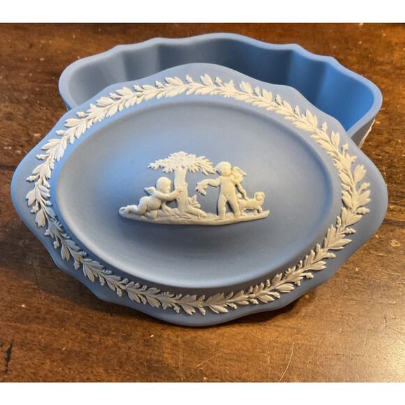 WEDGEWOOD BLUE JASPERWARE SCALLOPED OVAL LID TRINKET BOX /MARKED - Picture 2 of 11